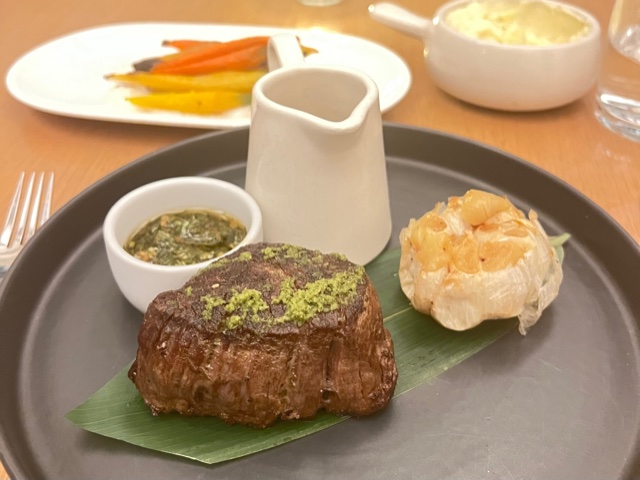 Filet, mashed potatoes and carrots