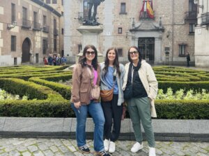 girls in front of statue in Madrid 